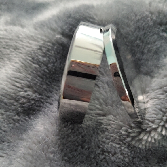 Floating Locket comes w/ Chain and 3 Random Charms - Picture 5 of 7